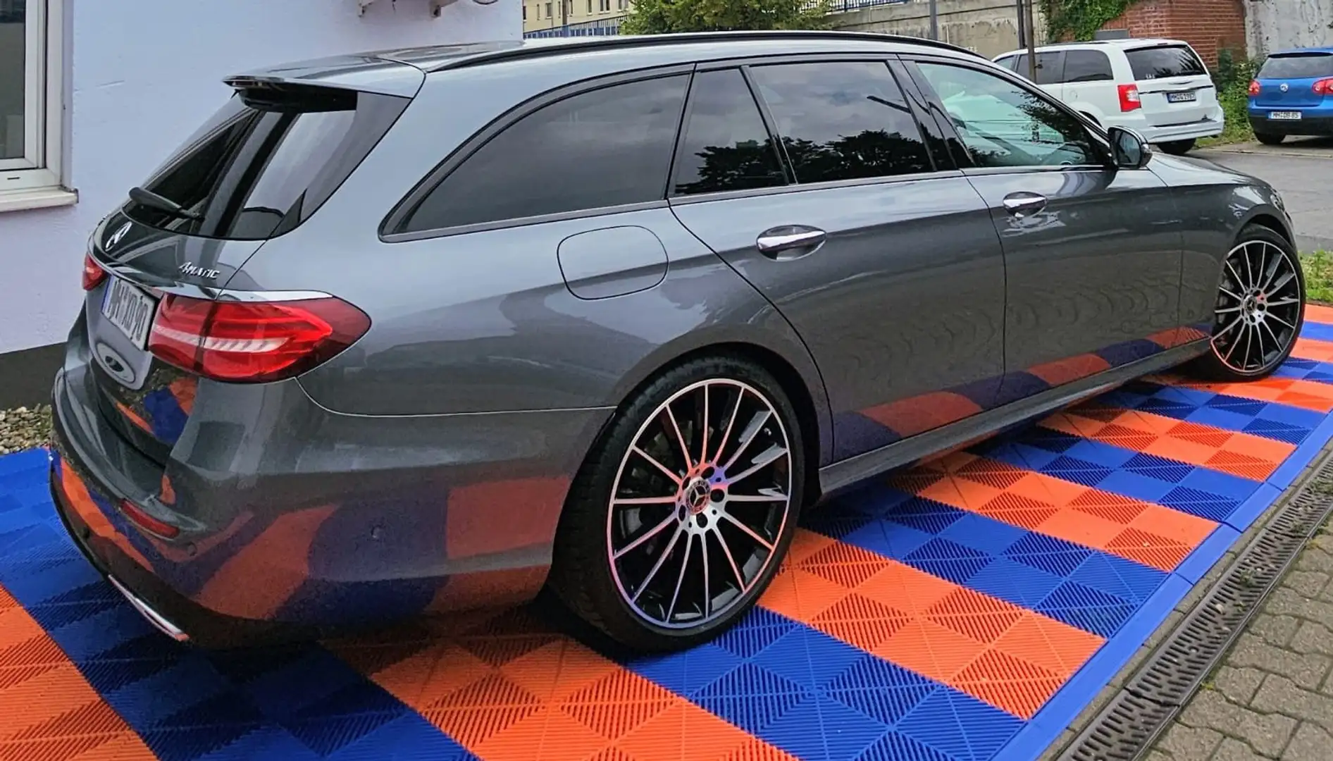 Mercedes-Benz E 400 E-Klasse T-Modell Diesel d 4Matic T AMG Line Grijs - 2