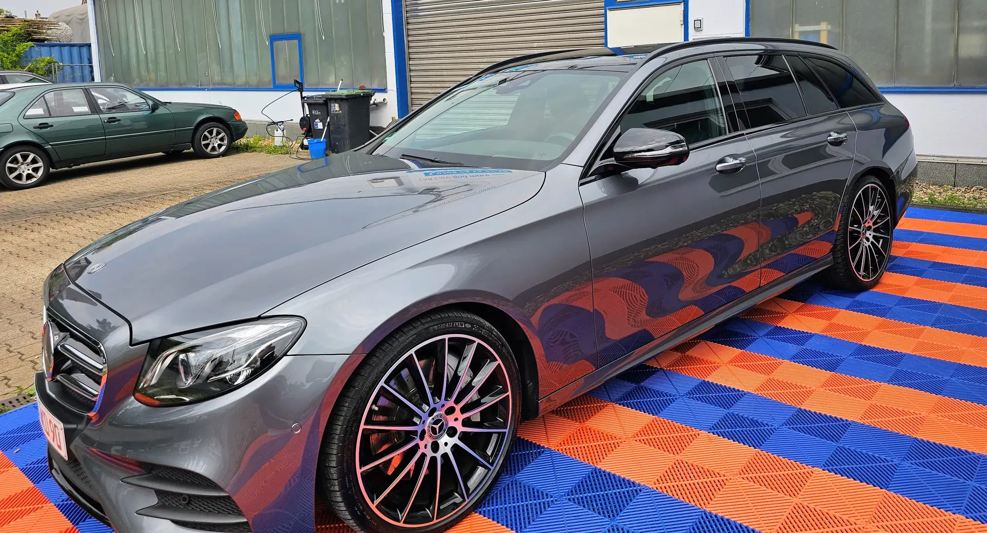 Mercedes-Benz E 400 E-Klasse T-Modell Diesel d 4Matic T AMG Line Grijs - 1