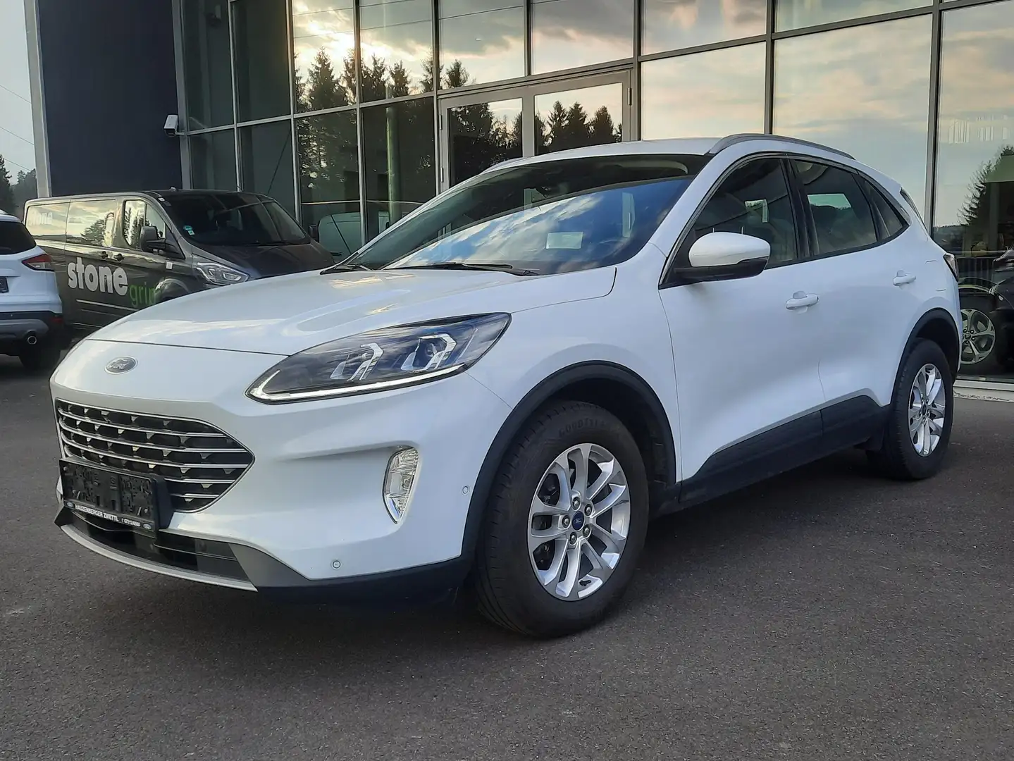 Ford Kuga Kuga 2,5 Duratec FHEV Tit. Aut. Navi RFK So+Wi Weiß - 2