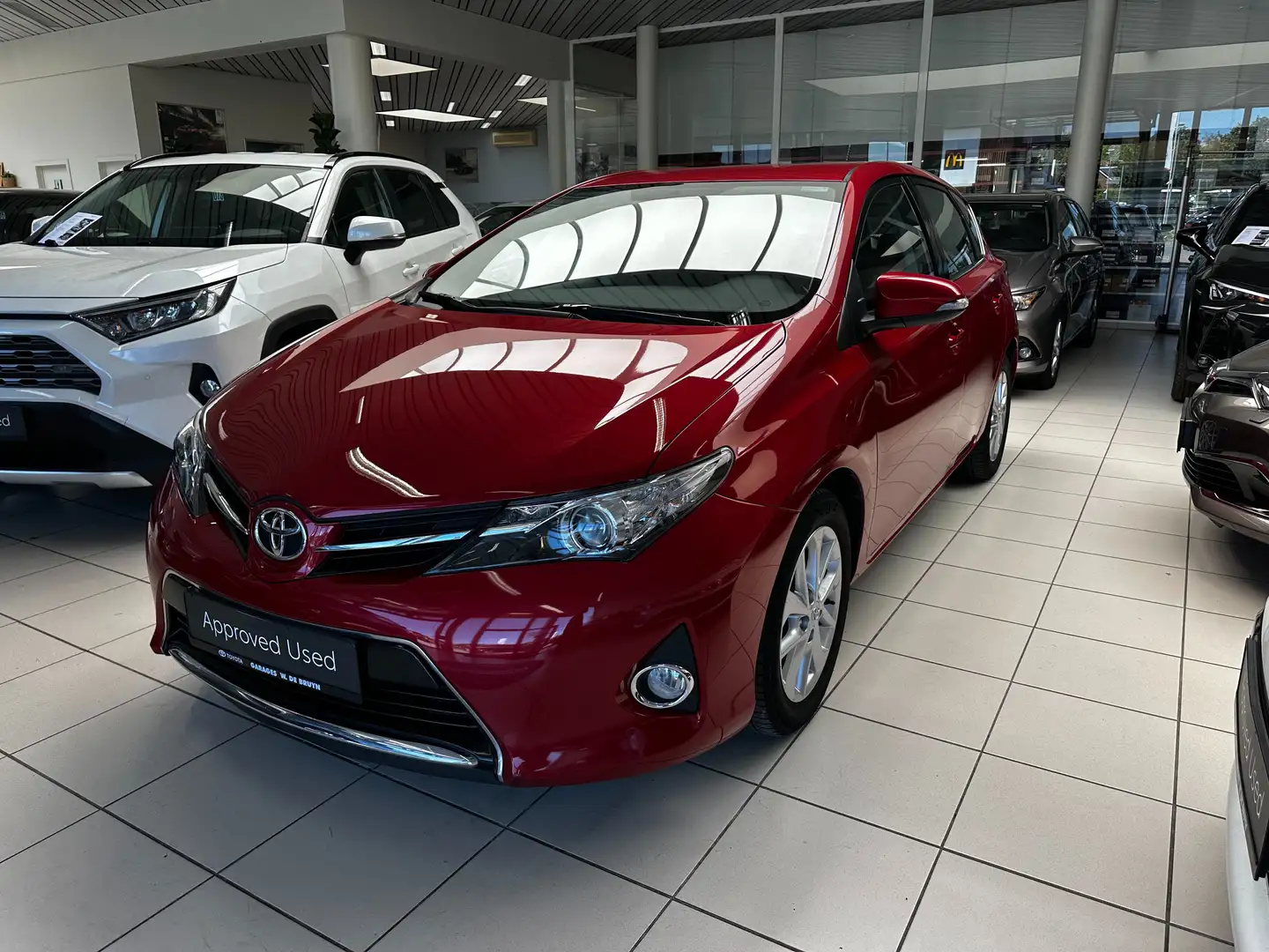 Toyota Auris 1.33 VVT-I 6MT Comfort Rouge - 1