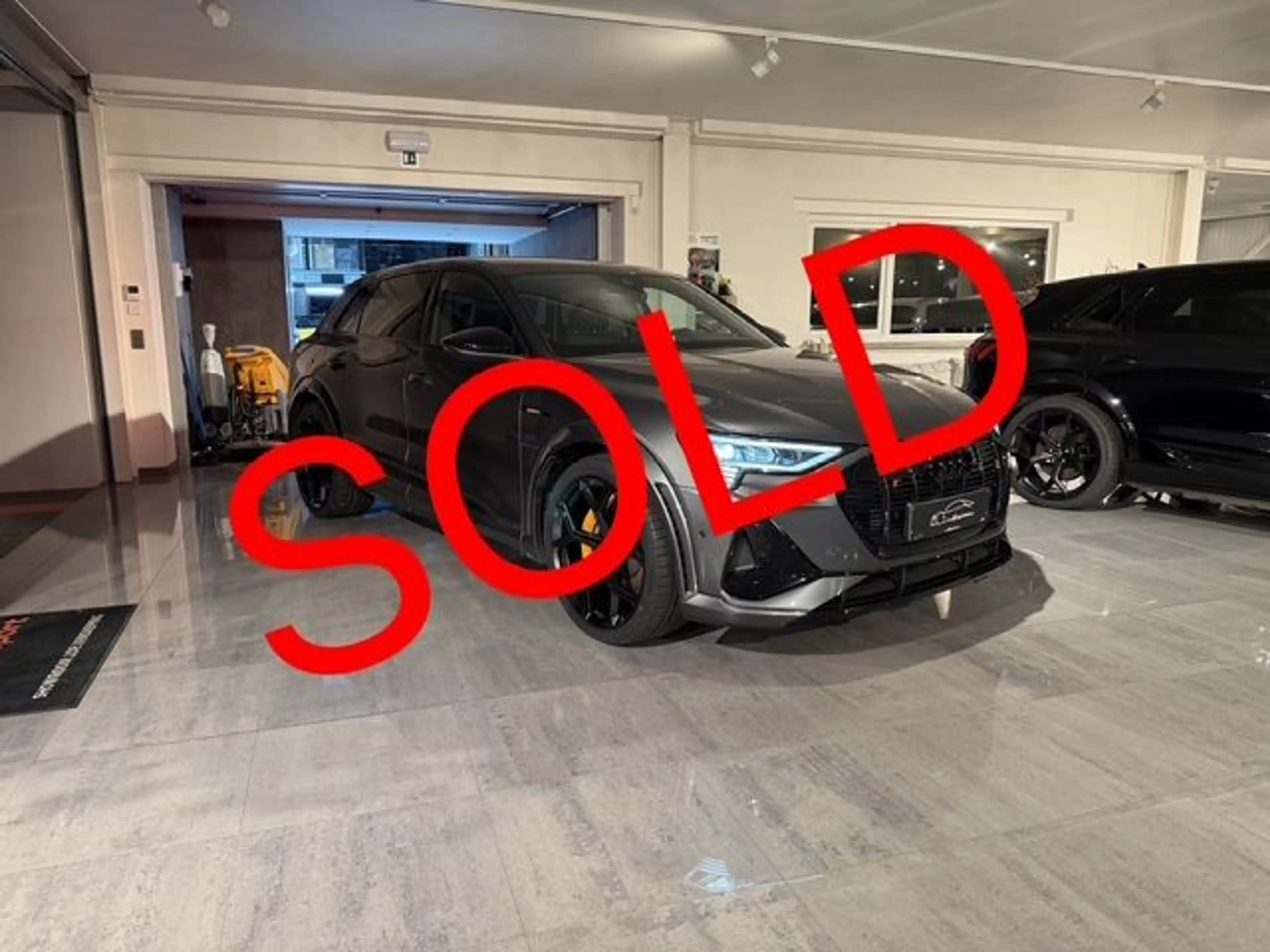 Audi SQ8 e-tron 503PK QUATTRO * MATRIX * CAMERA * LUCHTVERING * FULL BLACK PACK+ * KEY LESS * 22" RS VELGEN * TREKHAAK *