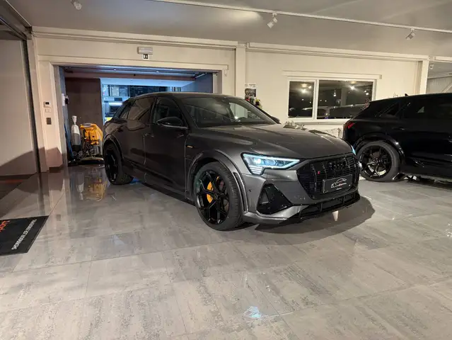 Audi SQ8 e-tron 503PK QUATTRO * MATRIX * CAMERA * LUCHTVERING * FULL BLACK PACK+ * KEY LESS * 22" RS VELGEN * TREKHAAK *
