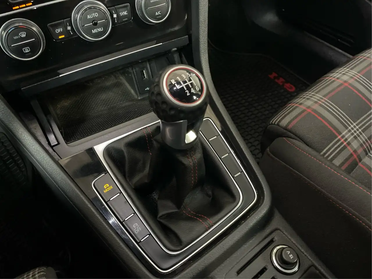 Volkswagen Golf GTI photo Volkswagen Golf GTI