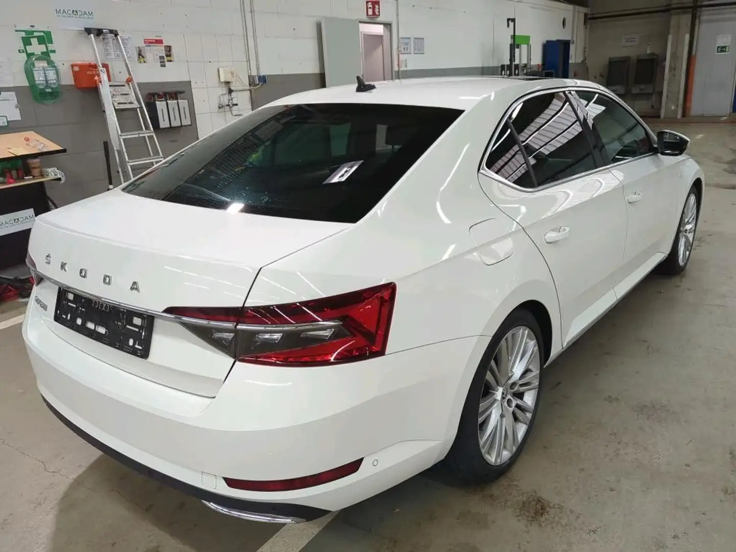 Skoda Superb Lim. L&K Blanc - 2