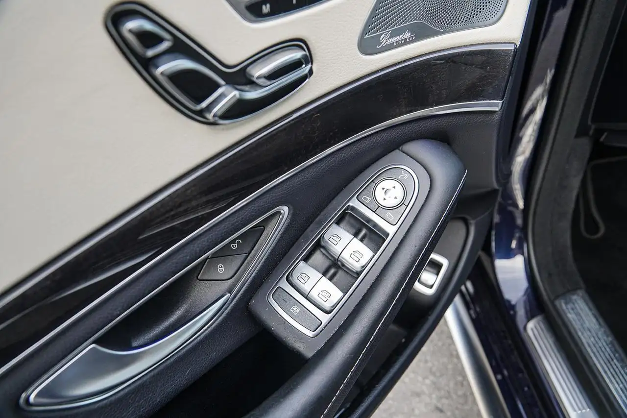 Mercedes-Benz S-Class снимка Mercedes-Benz S-Class