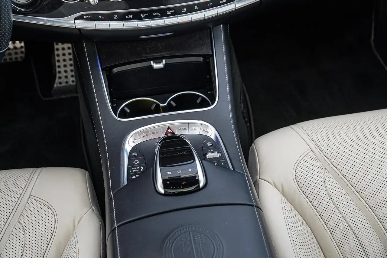Mercedes-Benz S-Class снимка Mercedes-Benz S-Class