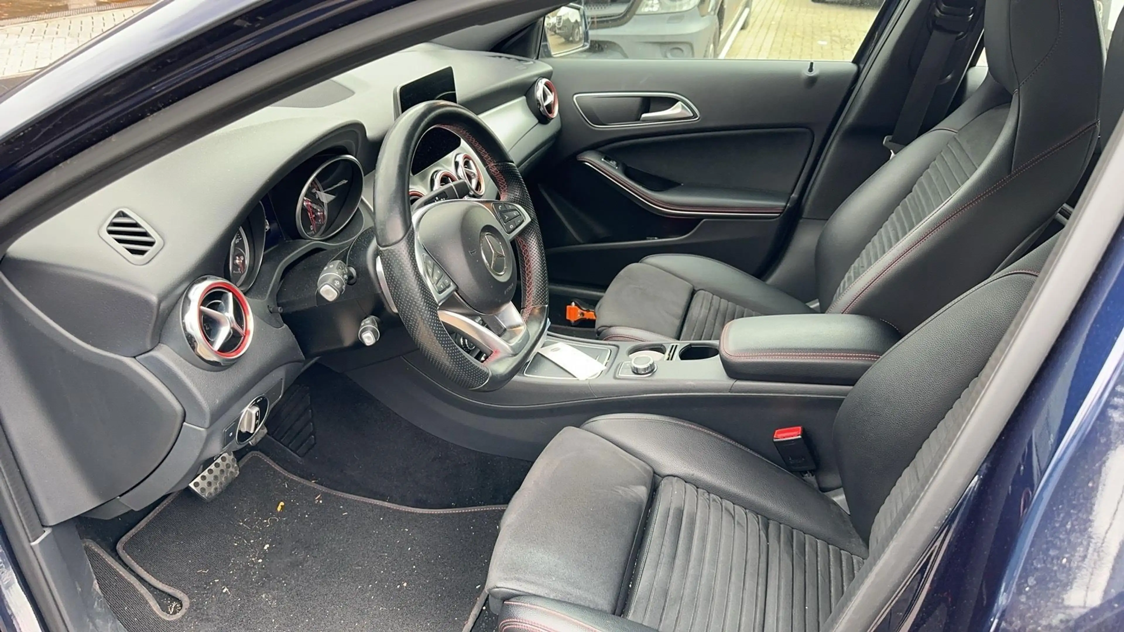 Mercedes-Benz GLA 180 Business Solution — photo 7