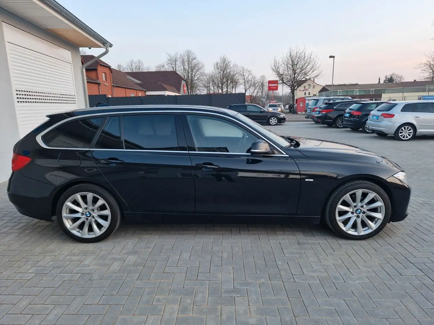 BMW 318 D+AHK Automatik+Bi Xenon+Navi Schwarz - 2