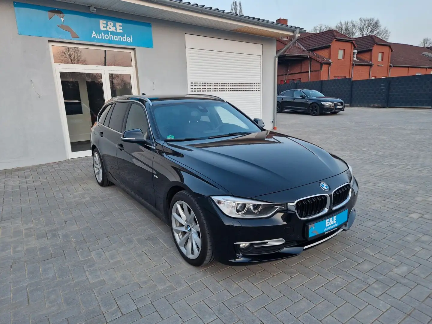 BMW 318 D+AHK Automatik+Bi Xenon+Navi Schwarz - 1