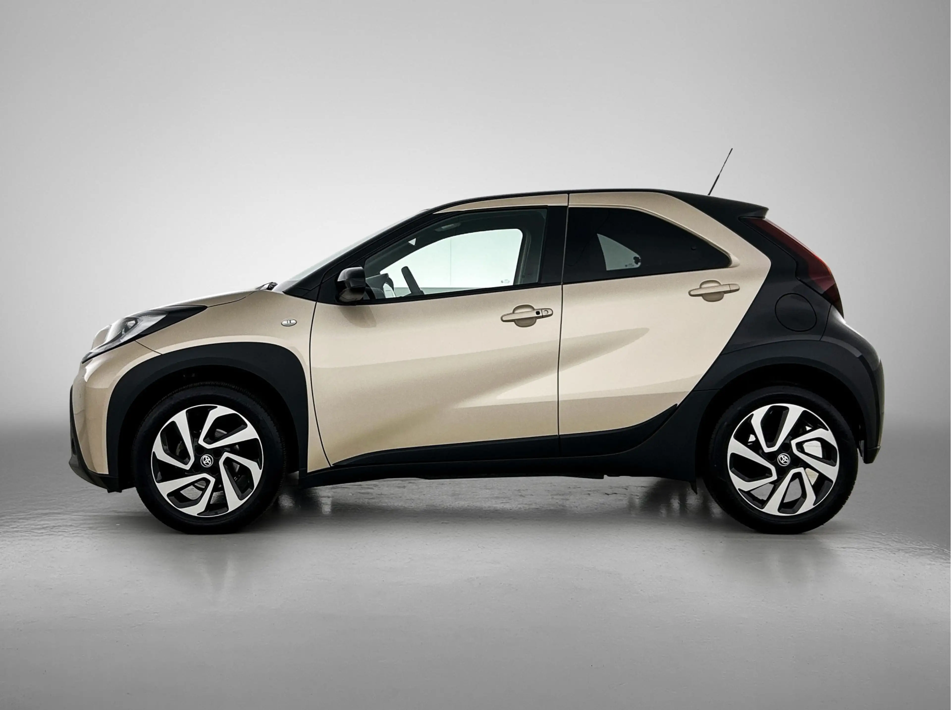Toyota Aygo X 1.0 VVT-i S-CVT Pulse + | BTW Voertuig | Parkeerse — photo 3