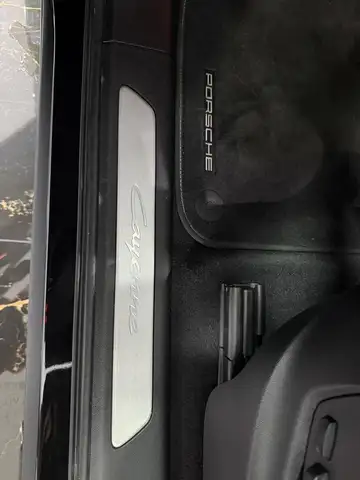Porsche Cayenne view 9