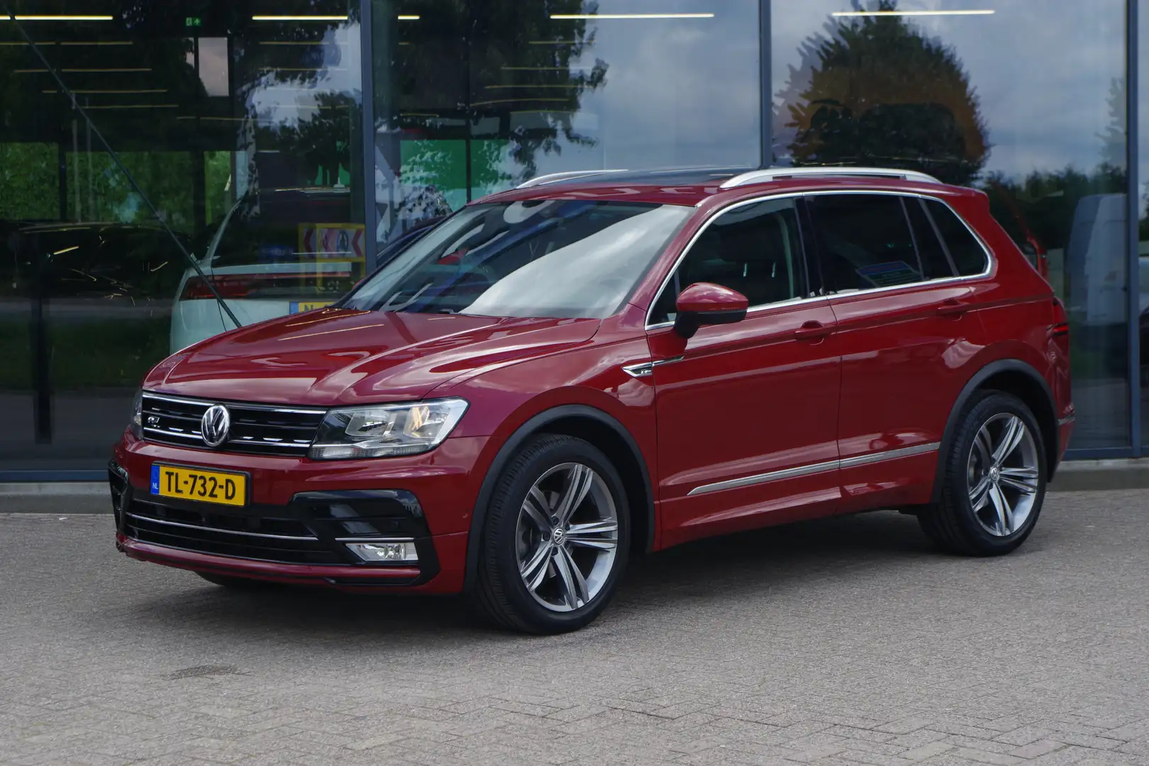 Volkswagen Tiguan 1.4 TSI 125 PK R-Line Comfortline Business, Panora Rood - 1
