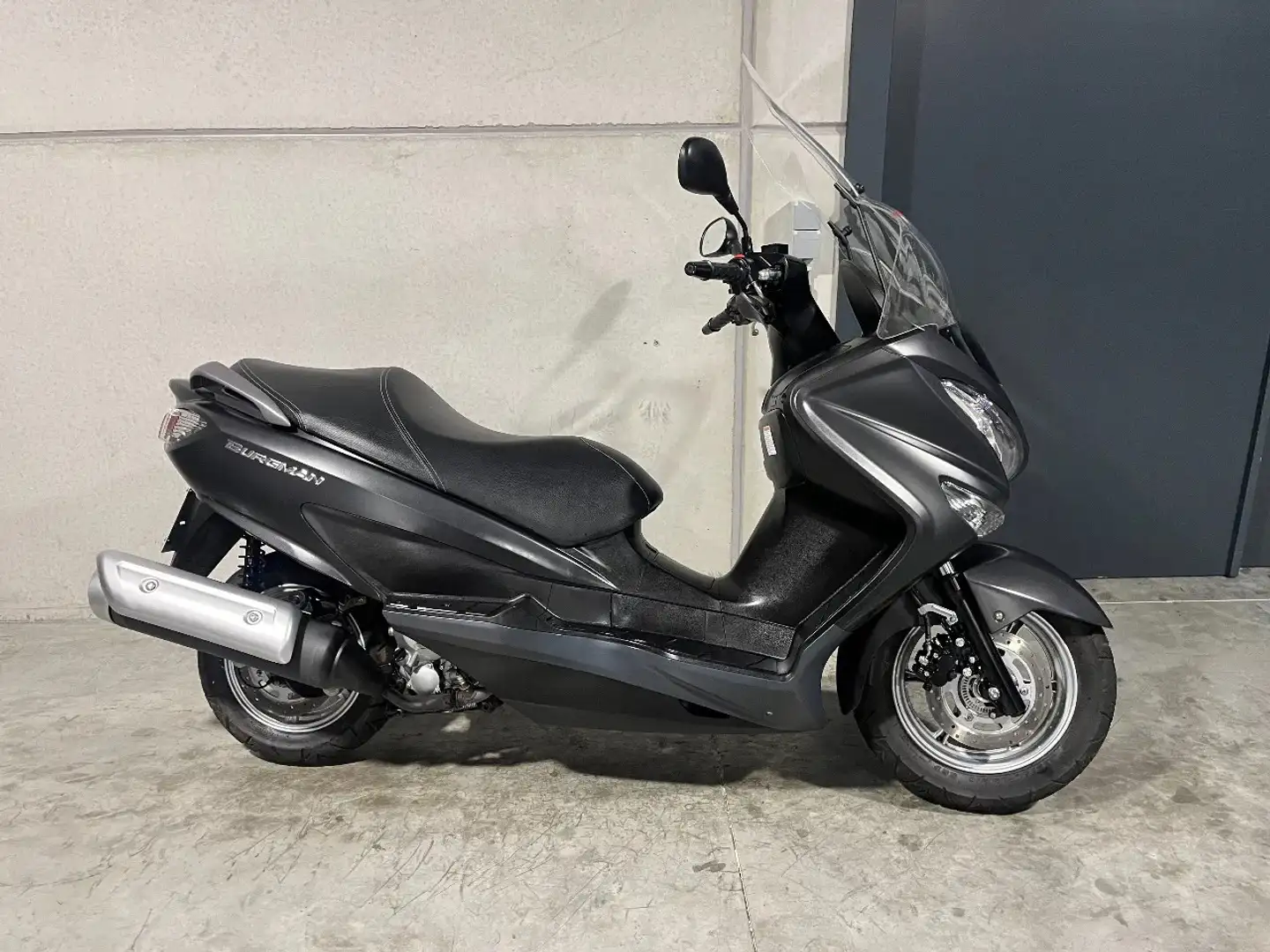 Suzuki Burgman 125 UH in heel nette staat met toerscherm - 2