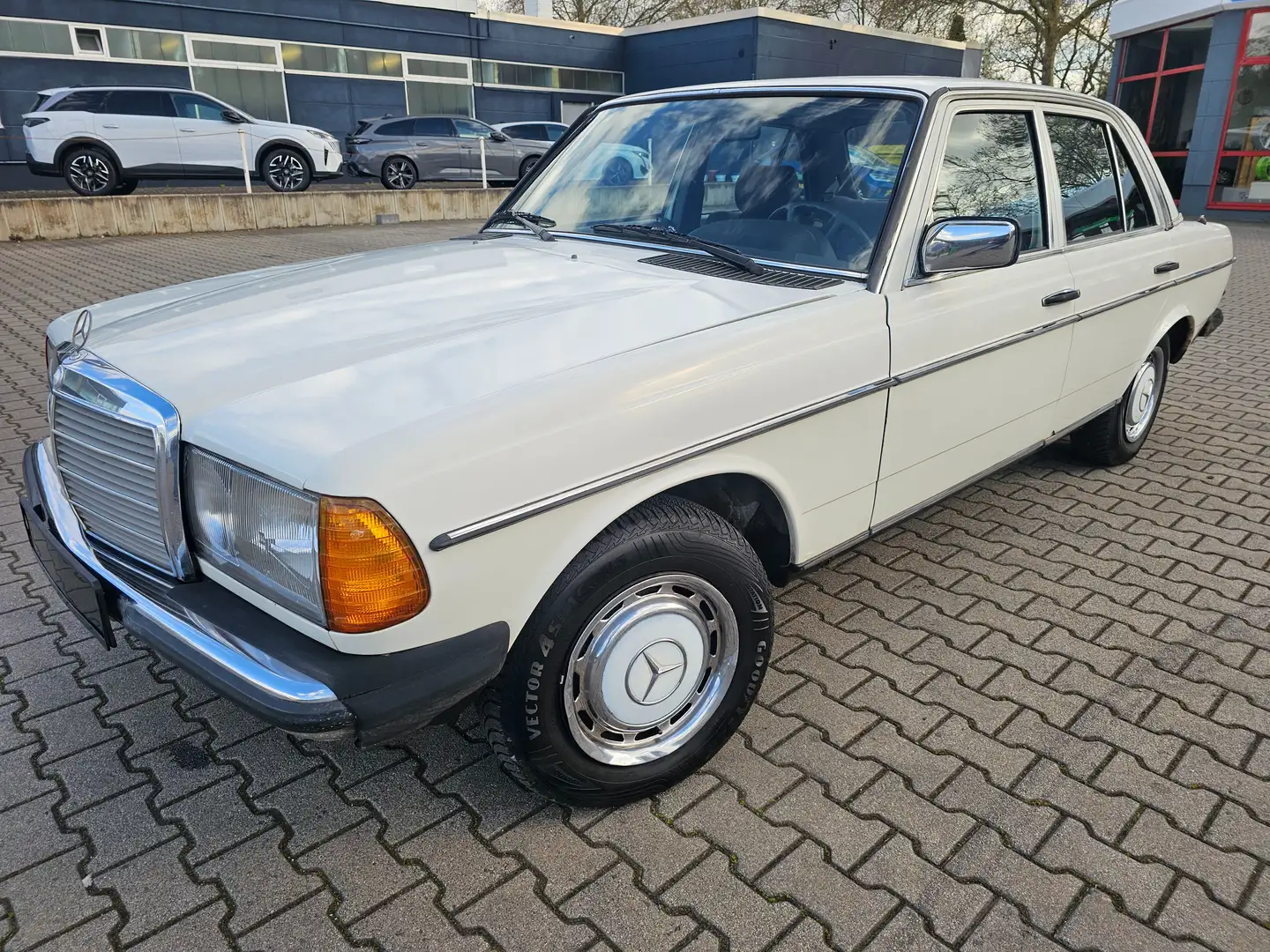 Mercedes-Benz Baureihe 123 Baureihe 123 230 E,Servo,H-Zulassung Old Timer 3-H Weiß - 1