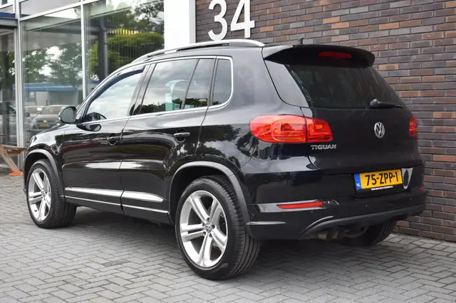 Volkswagen Tiguan view 2