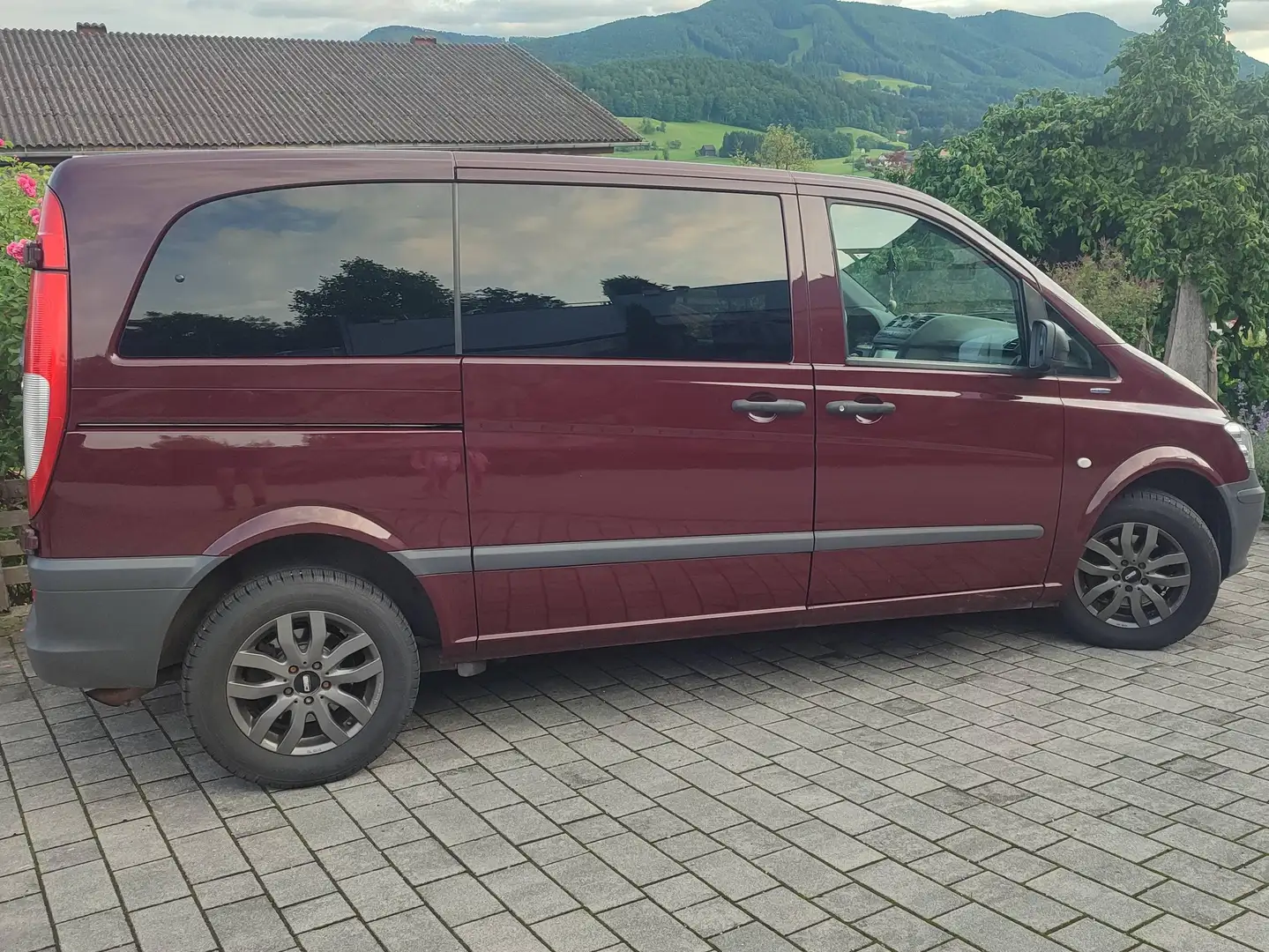 Mercedes-Benz Vito Vito 113 CDI BlueEfficiency Crew kompakt Aut. Crew Rot - 2