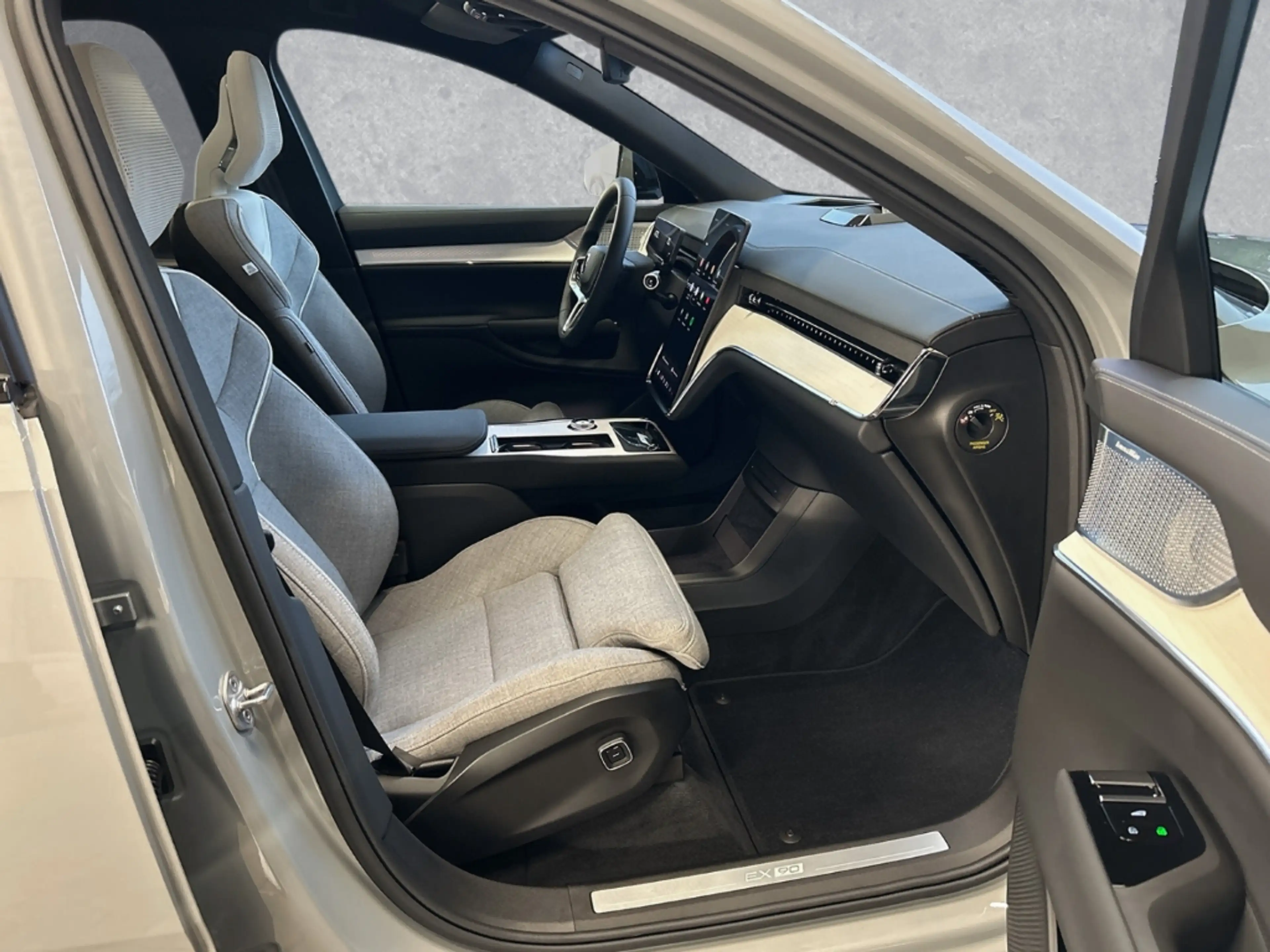 Volvo EX90 Ultra Pure Electric AWD Twin Motor 7-Sitzer B&W/Pi — photo 3