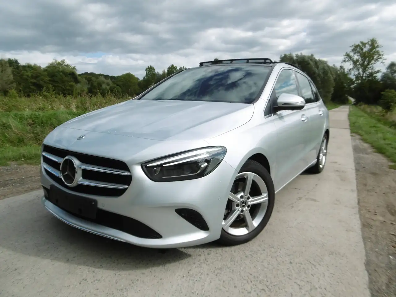 Mercedes-Benz B 180