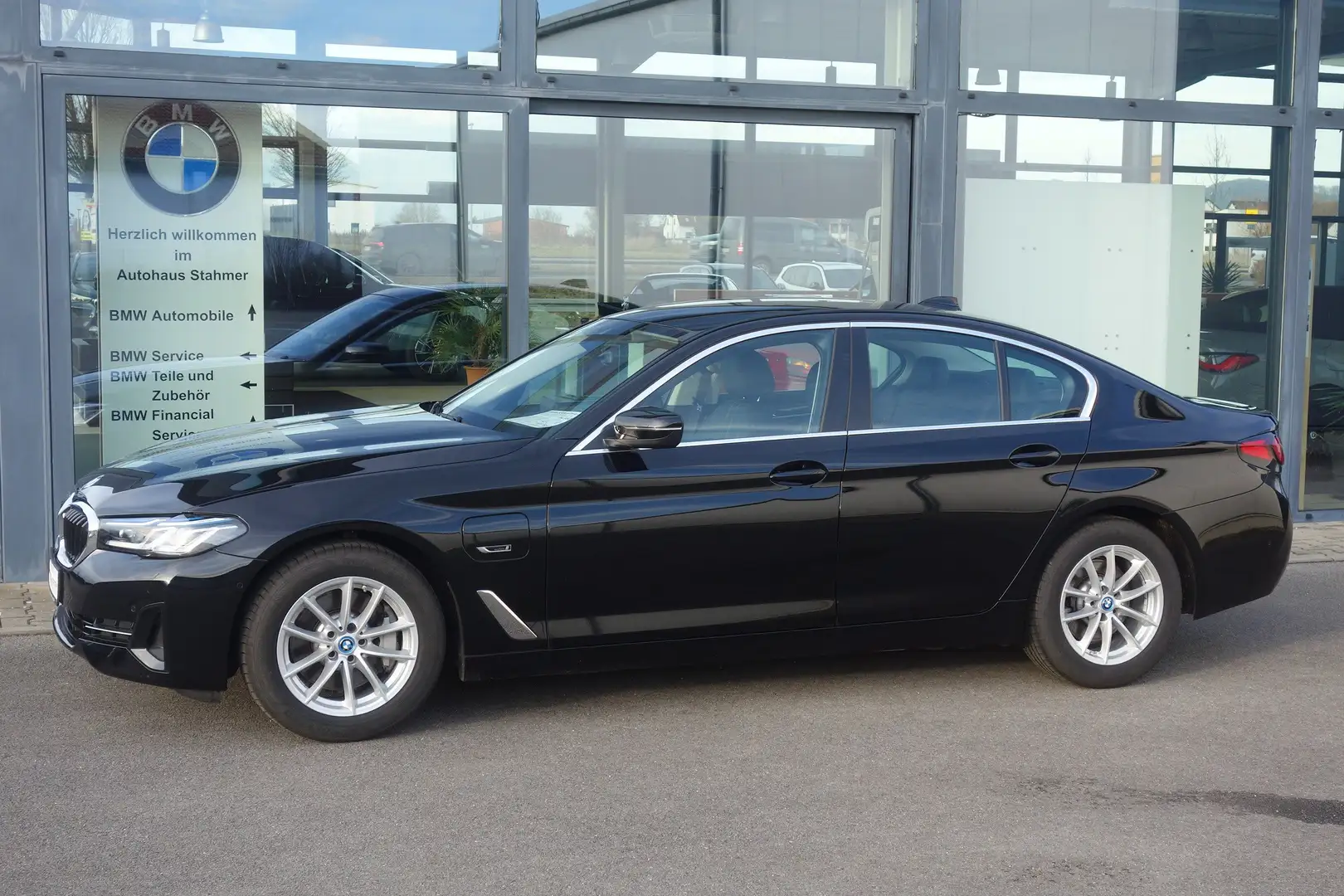 BMW 530 e xDrive Lim Leder,HeadUp,Navi-Prof.,Laserlicht Zwart - 2