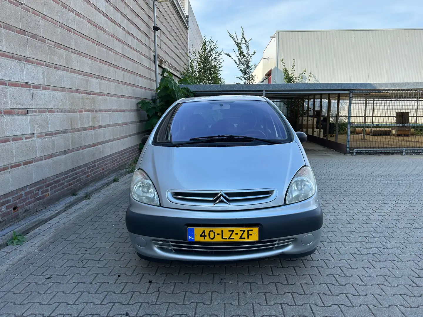 Citroen Xsara Picasso Xsara Picasso 1.6i Différence Grijs - 2