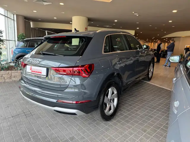Audi Q3 view 3