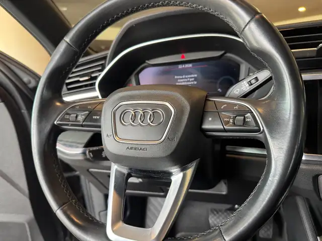 Audi Q3 view 11