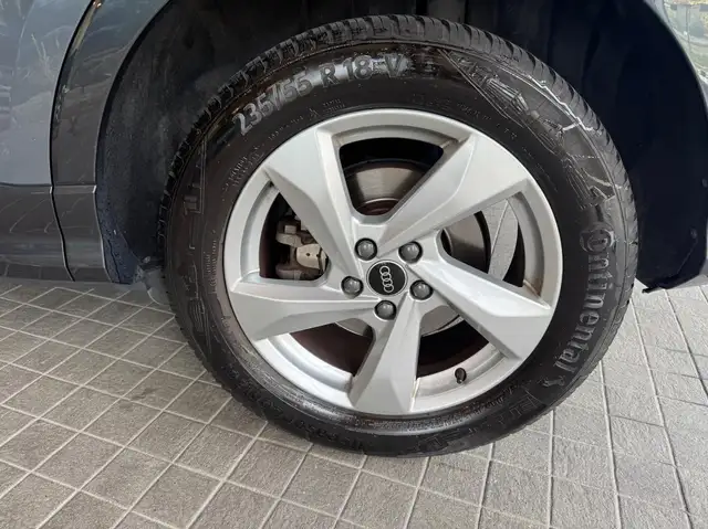 Audi Q3 view 5