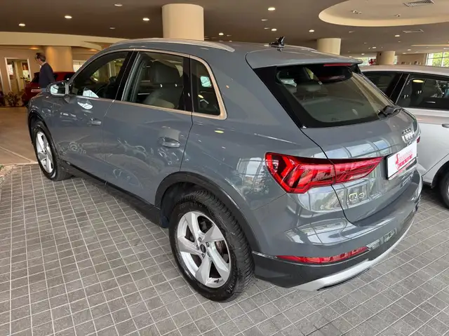 Audi Q3 view 4