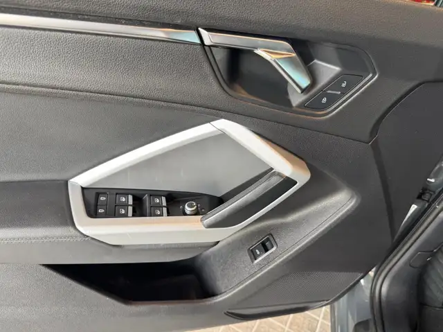 Audi Q3 view 10