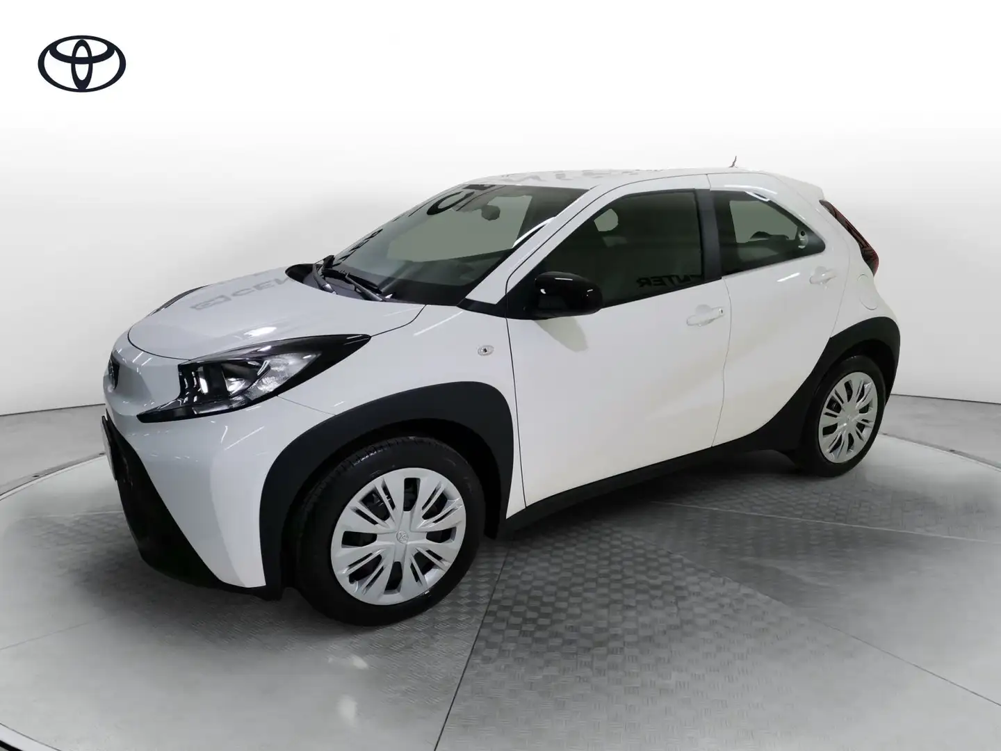 Toyota Aygo X 1.0 VVT-i 72 CV 5 porte Active Bianco - 1