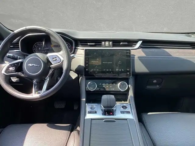 Jaguar F-Pace view 4