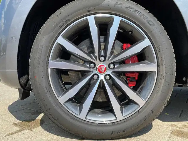 Jaguar F-Pace view 9