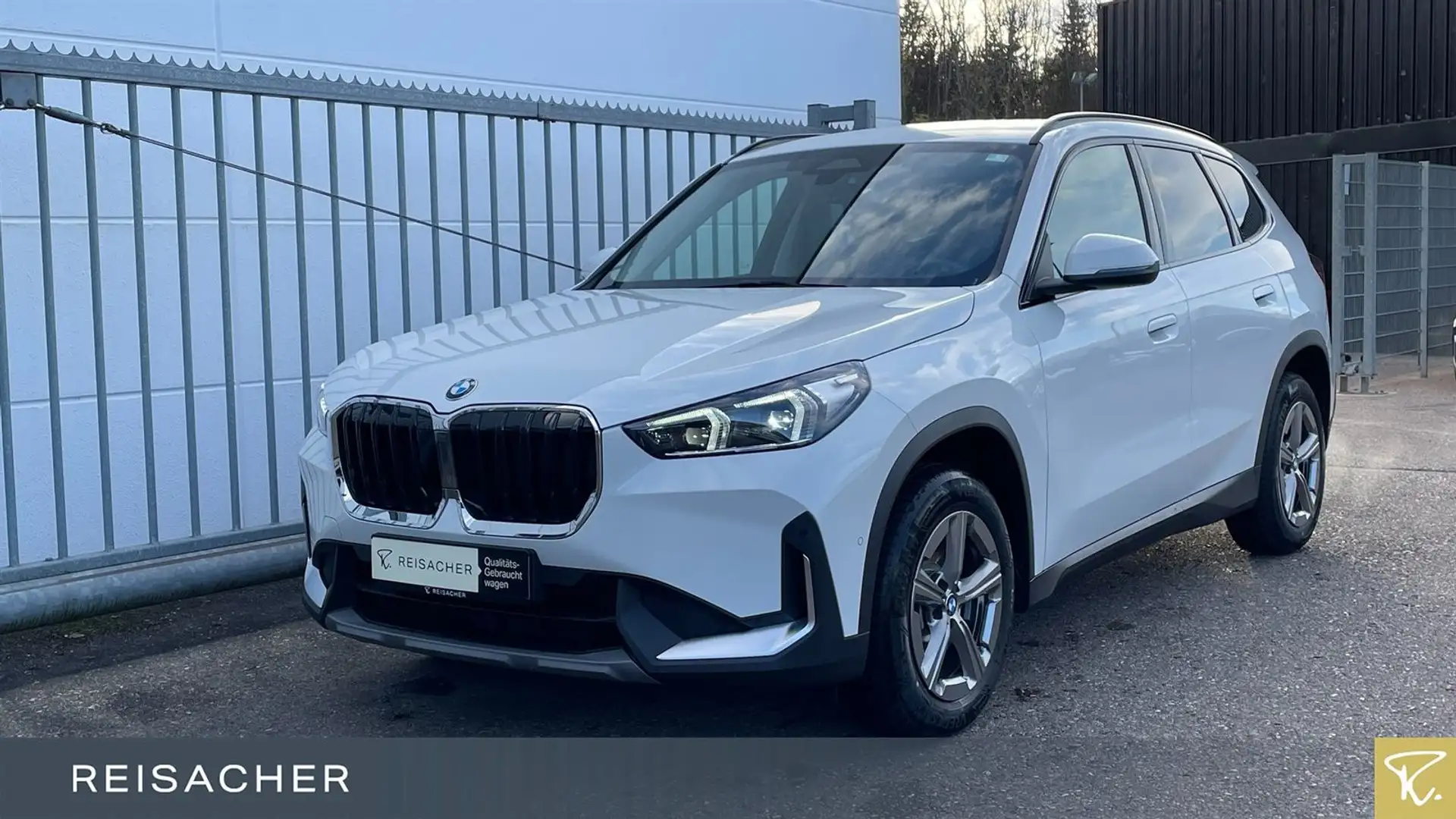 BMW X1 sDrive20i A AHK, Weiß - 1