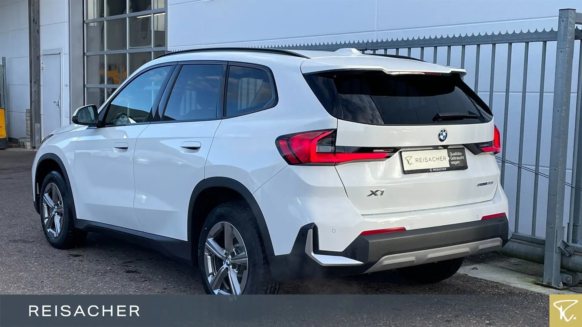 BMW X1 sDrive20i A AHK, Weiß - 2