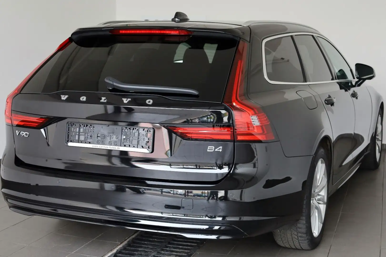 Volvo V90 B4 Momentum Pro, Xenium-Pak, Leder, H&K, ACC Schwarz - 2