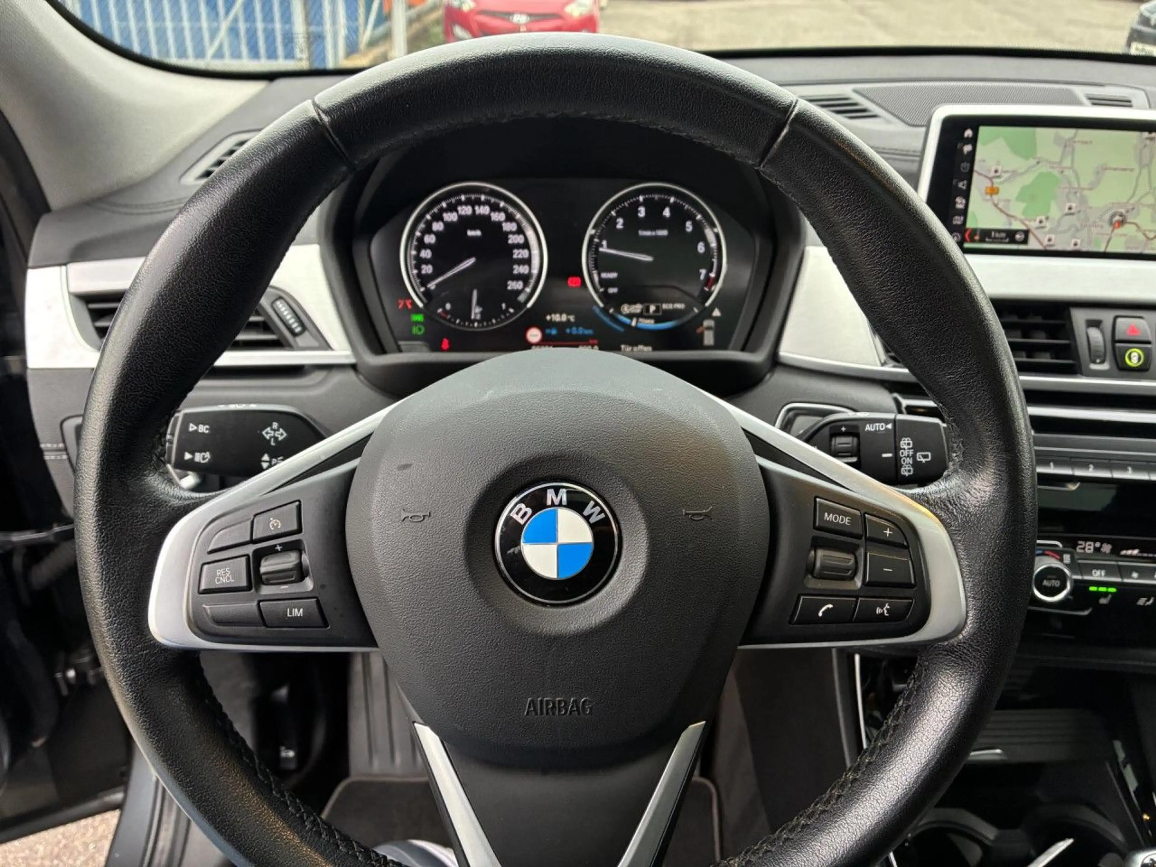 BMW X2 s20i Sports.Navi HiFi PanoDach Kamera AHK 18" — photo 11