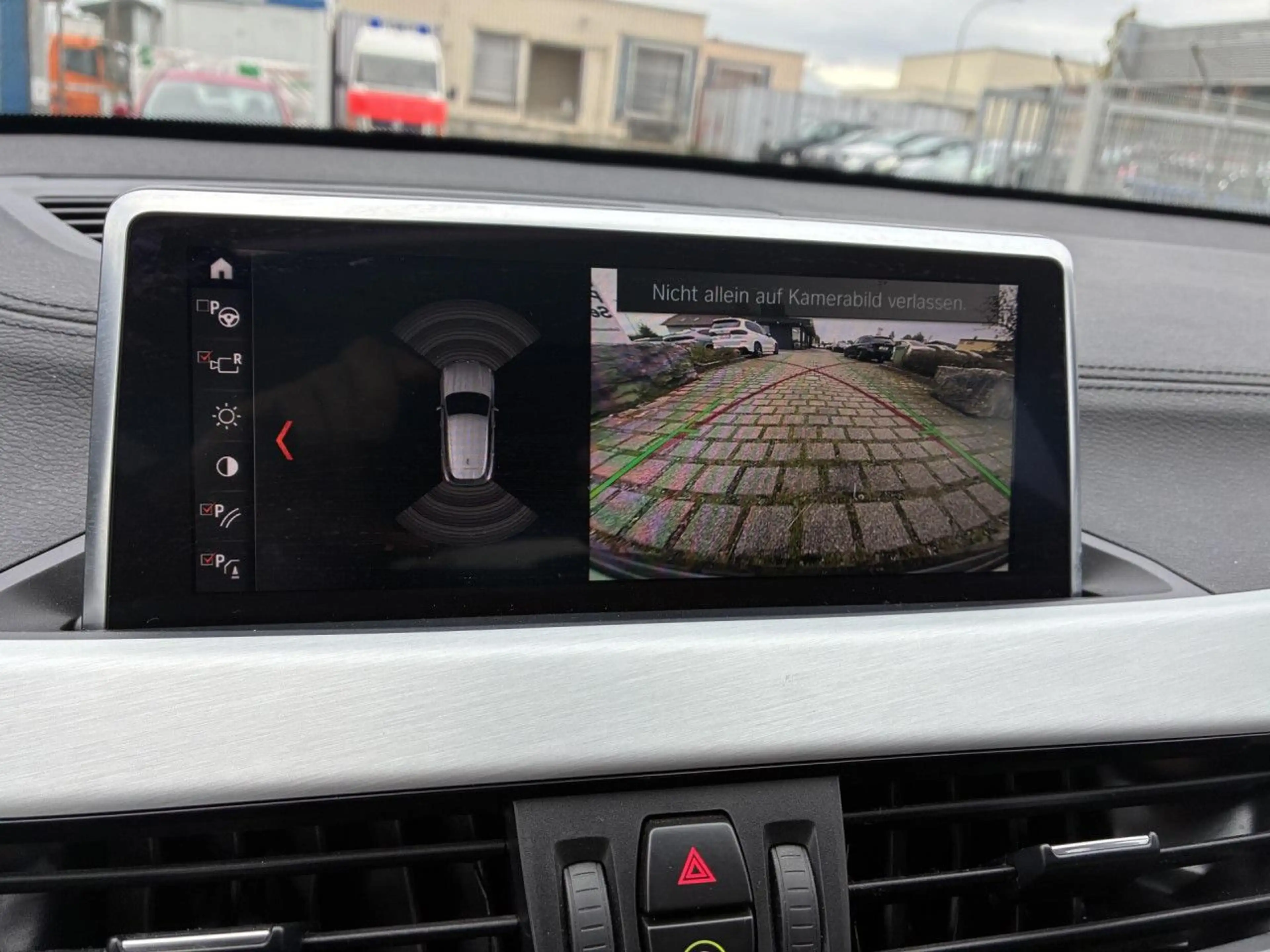 BMW X2 s20i Sports.Navi HiFi PanoDach Kamera AHK 18" — photo 14