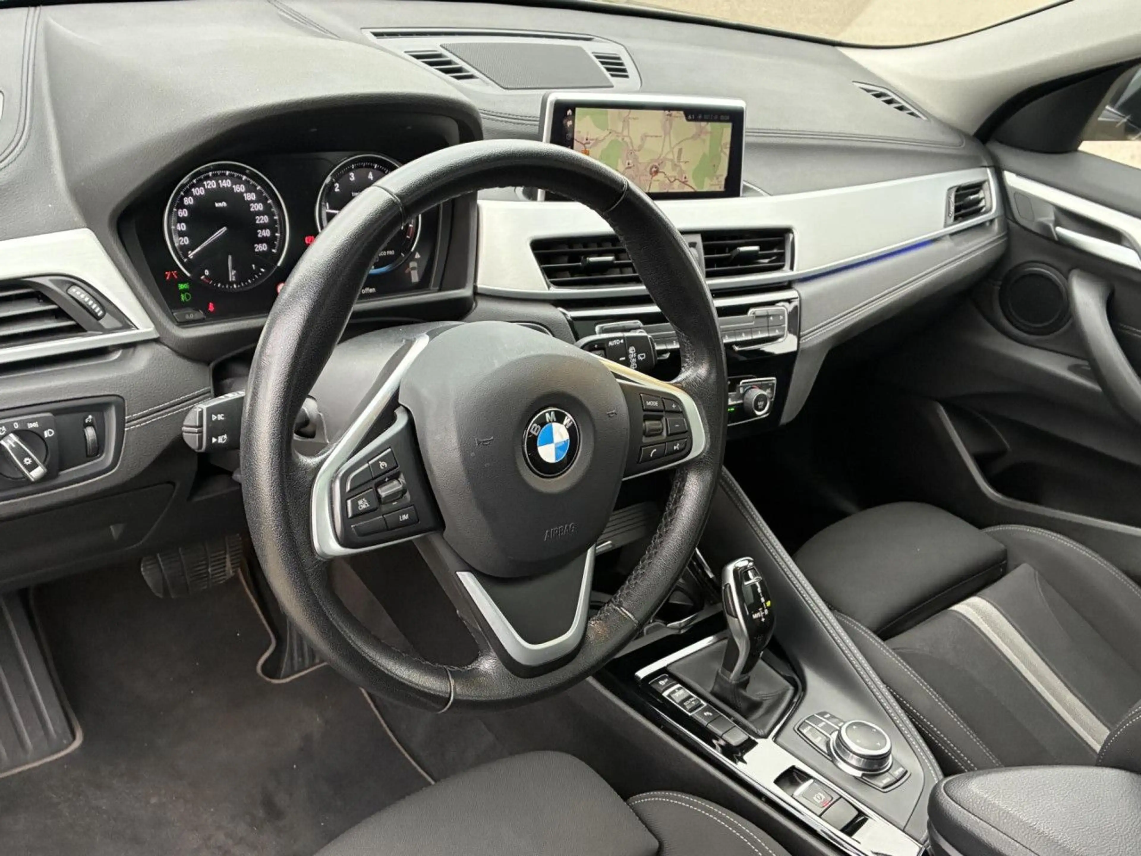 BMW X2 s20i Sports.Navi HiFi PanoDach Kamera AHK 18" — photo 10