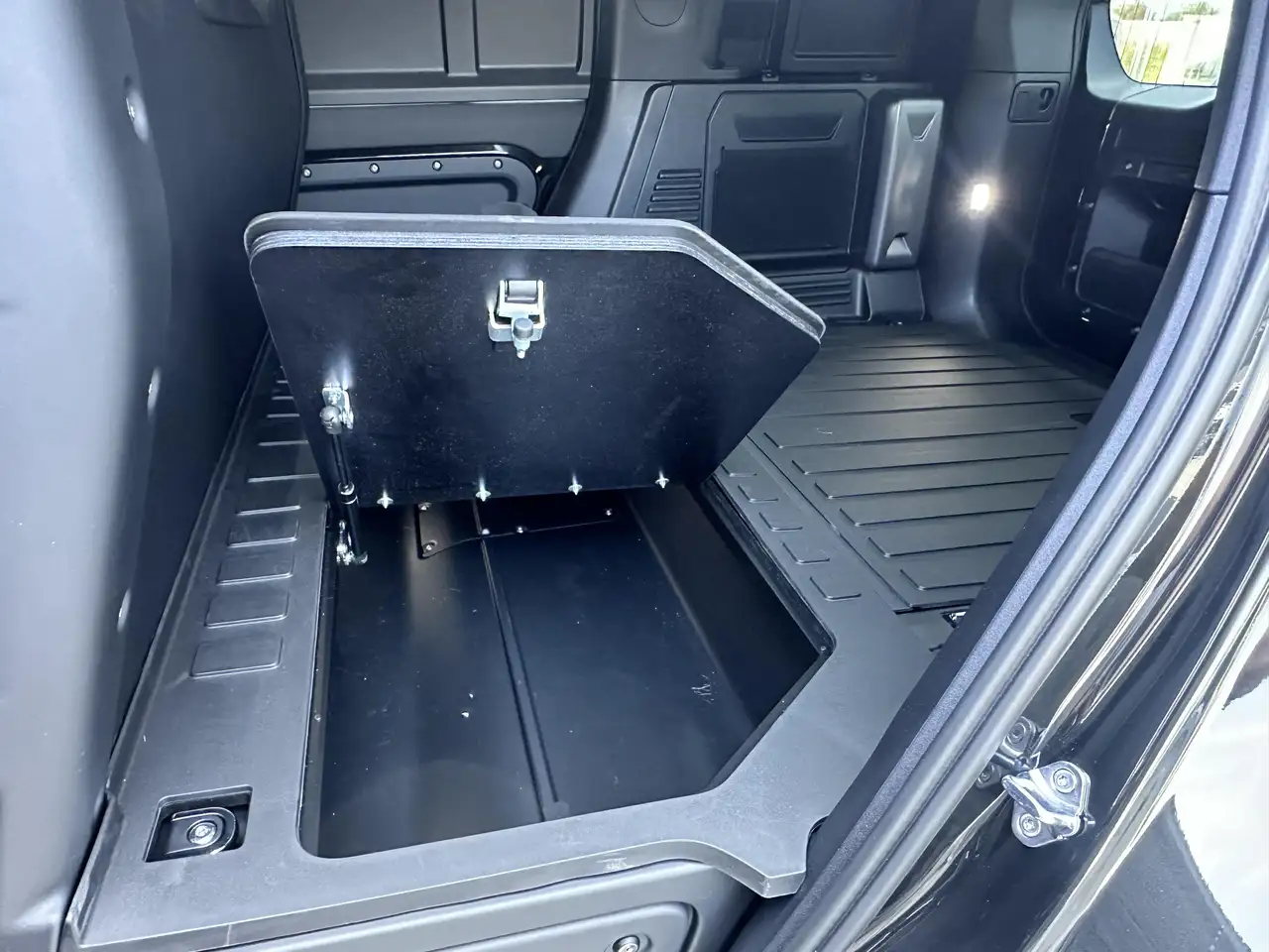 Land Rover Defender 110 D250 Hard Top 3z AirSusp lichte vracht Utilita — foto 5