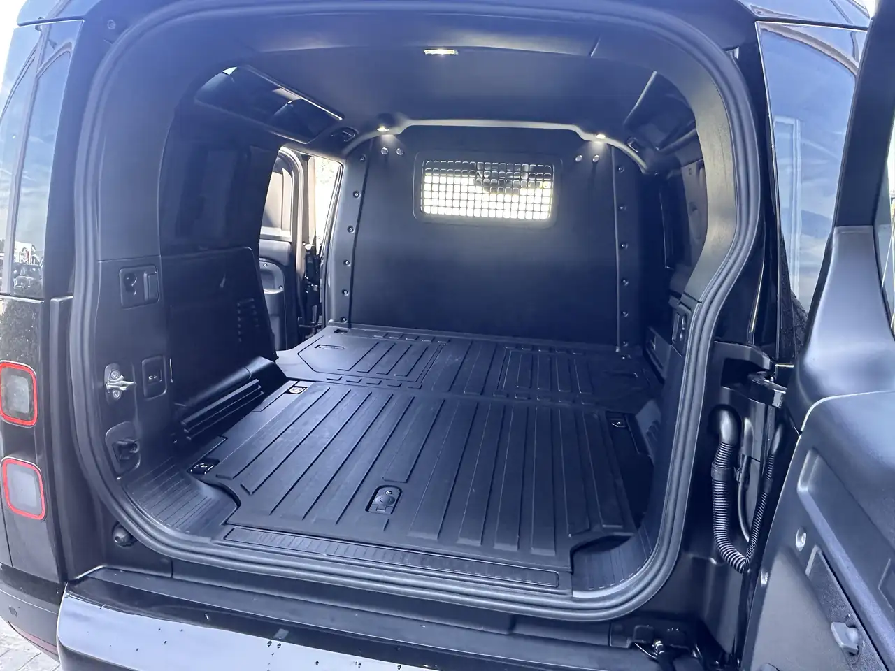 Land Rover Defender 110 D250 Hard Top 3z AirSusp lichte vracht Utilita — foto 7