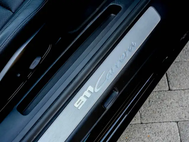 Porsche 911 view 17