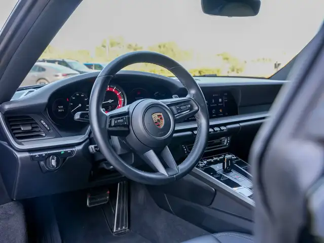 Porsche 911 view 7