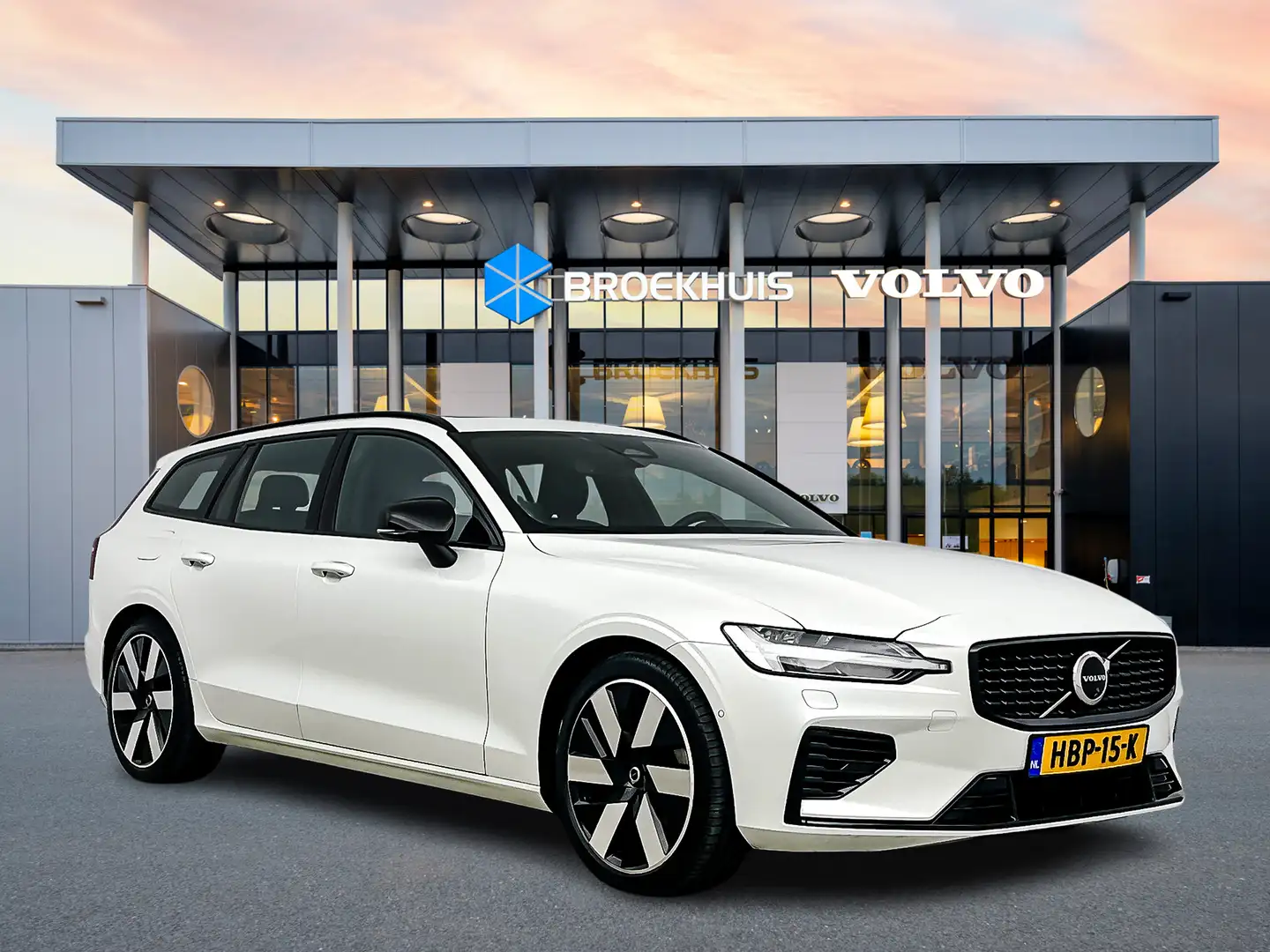 Volvo V60 T6 Recharge Ultra Dark | 19" | Sportstoelen | Trek Weiß - 2