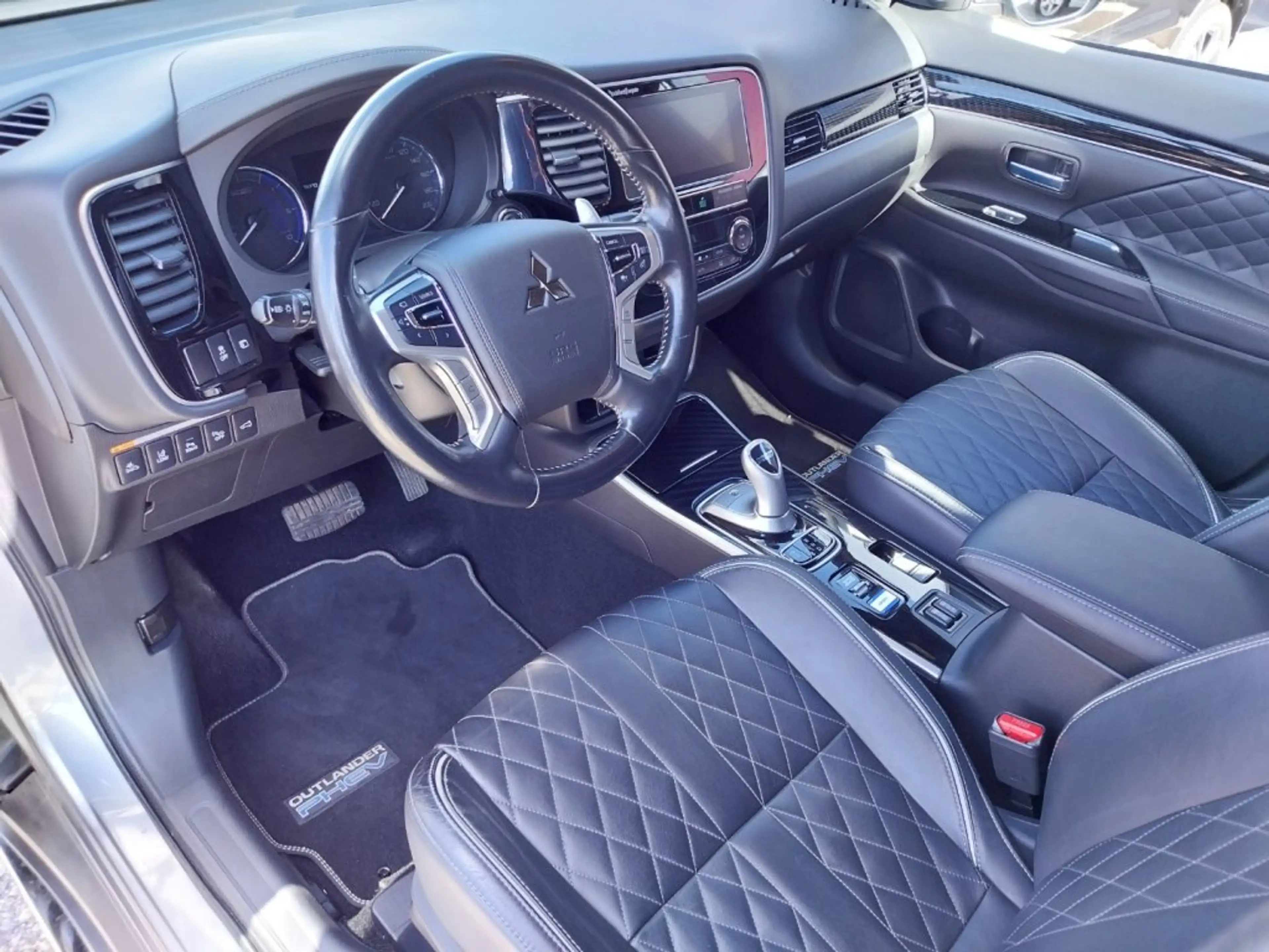 Mitsubishi Outlander PHEV 2,4 4WD Intense — photo 9