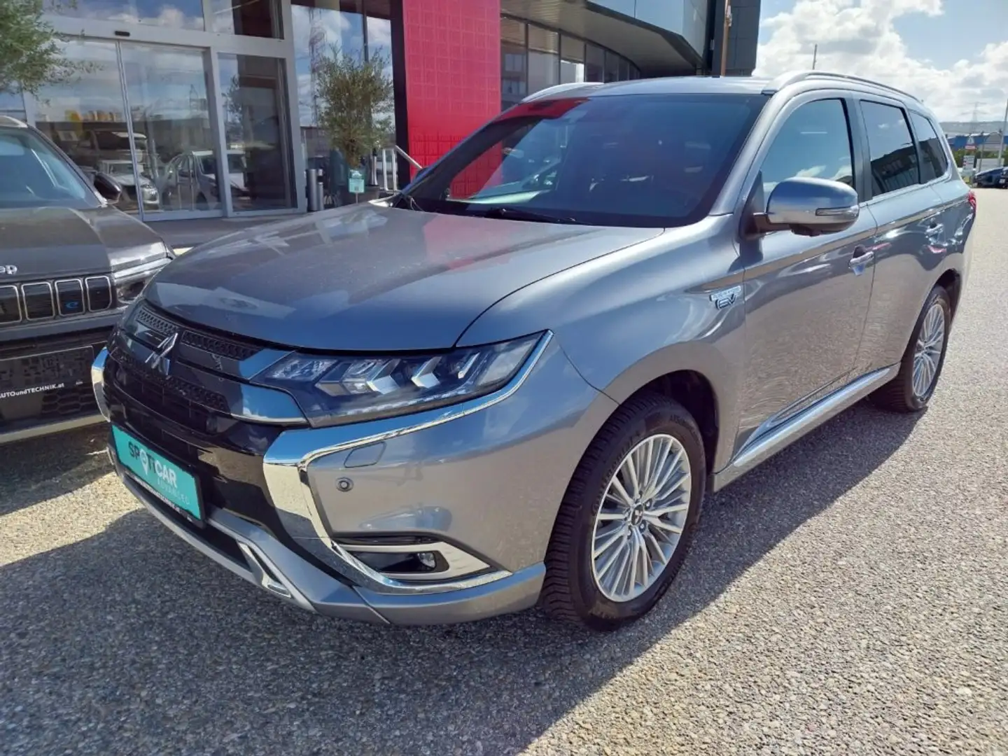 Mitsubishi Outlander PHEV 2,4 4WD Intense Silber - 1