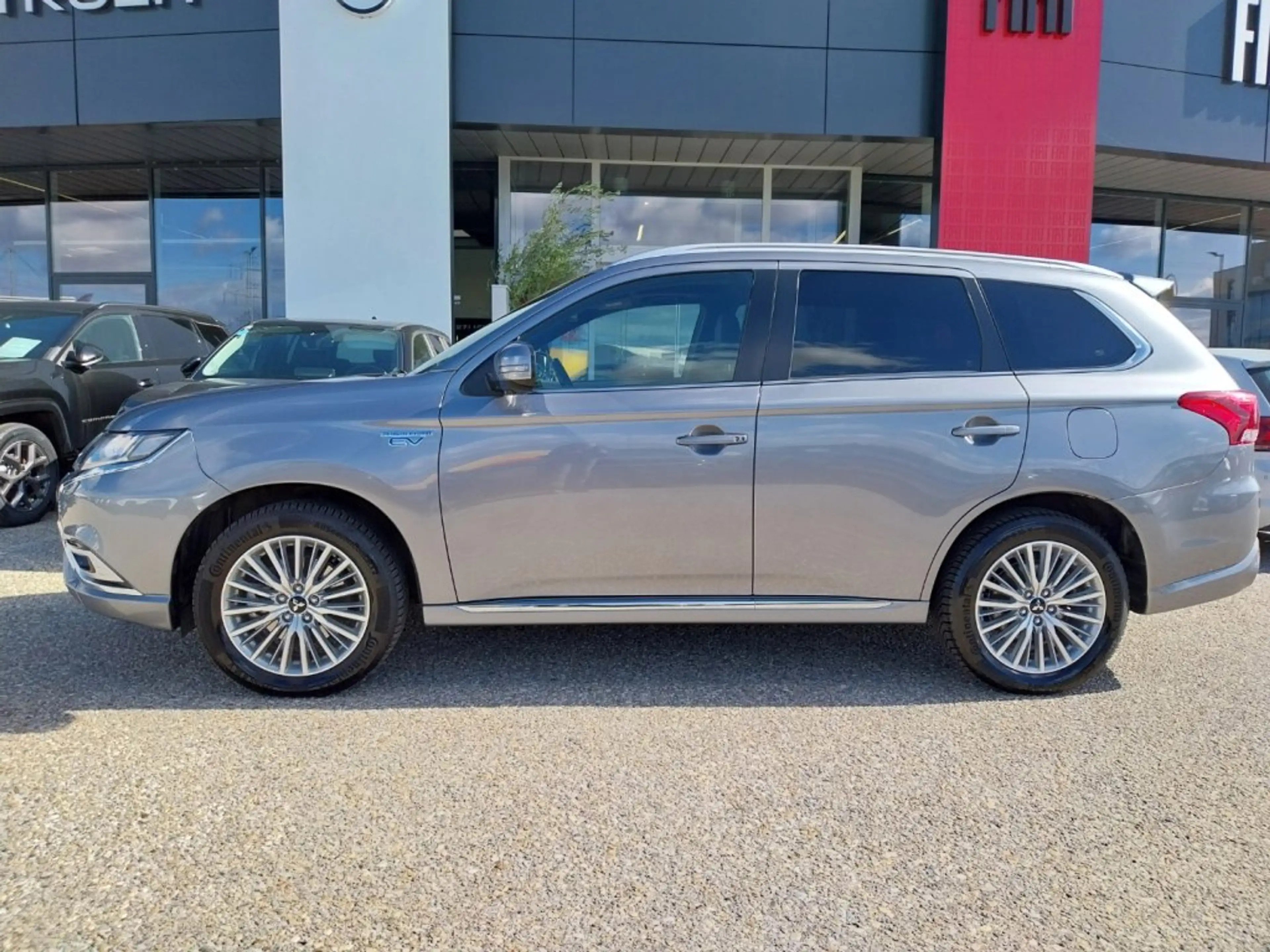 Mitsubishi Outlander PHEV 2,4 4WD Intense — photo 3