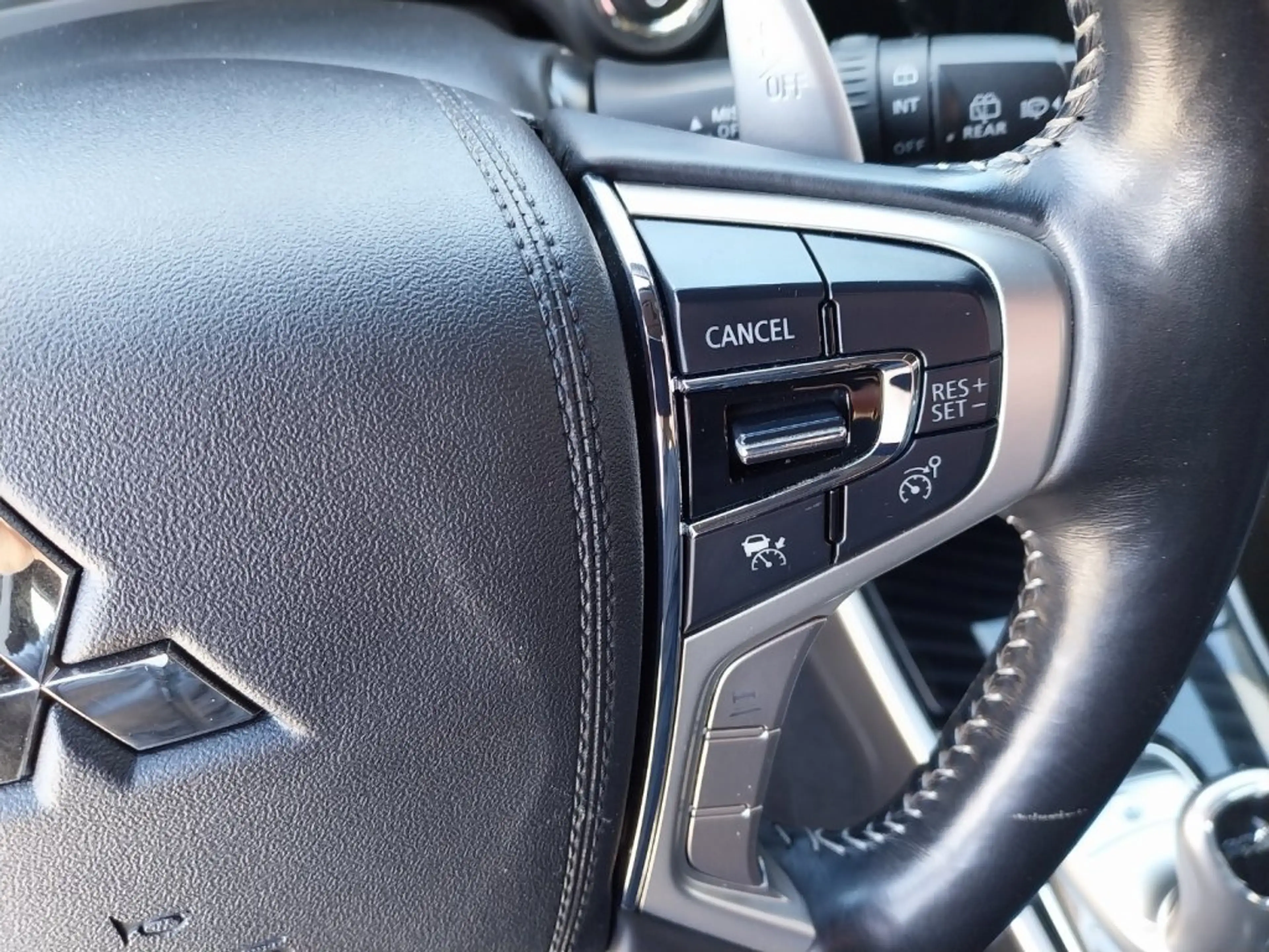Mitsubishi Outlander PHEV 2,4 4WD Intense — photo 13