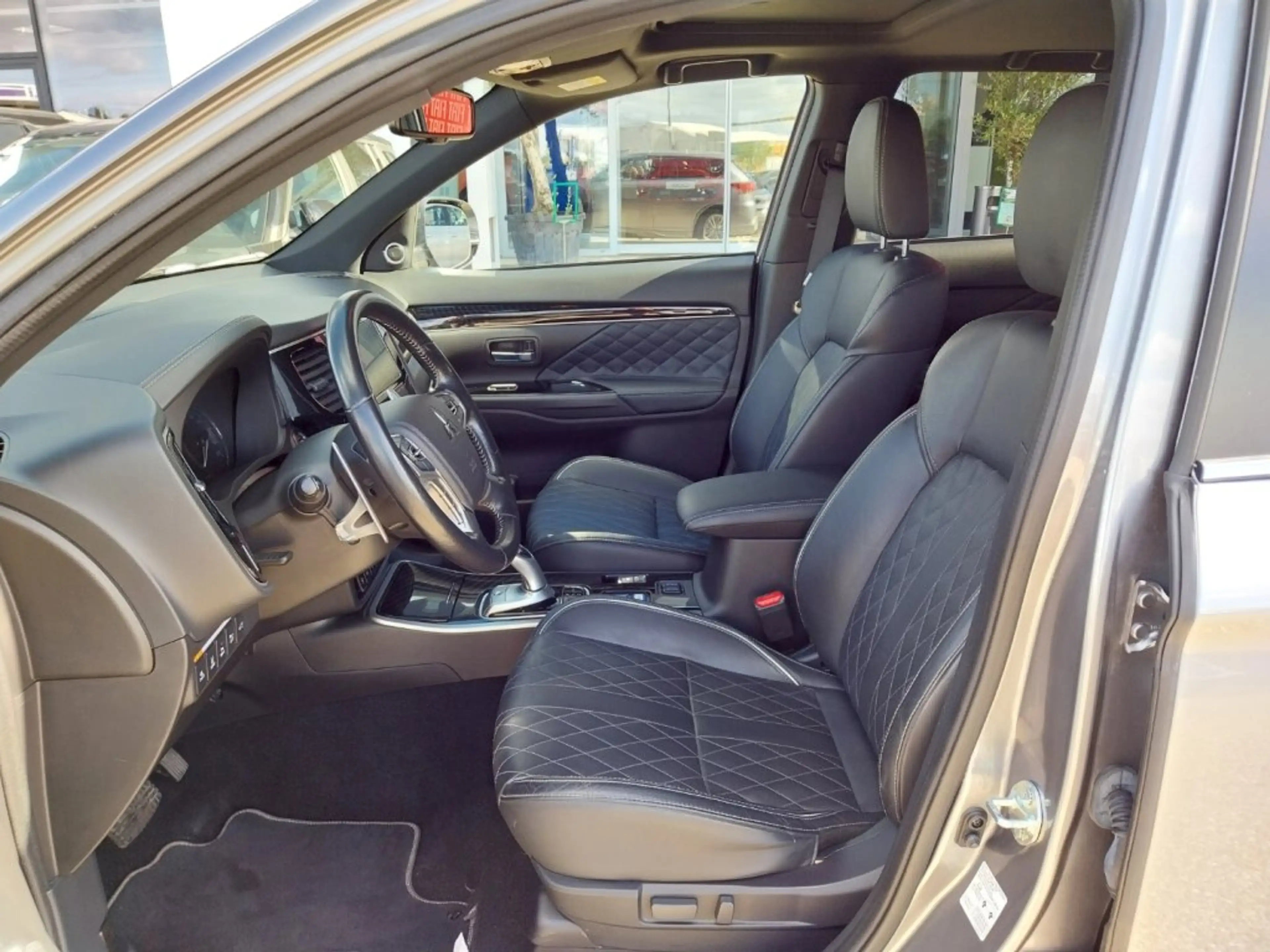 Mitsubishi Outlander PHEV 2,4 4WD Intense — photo 8