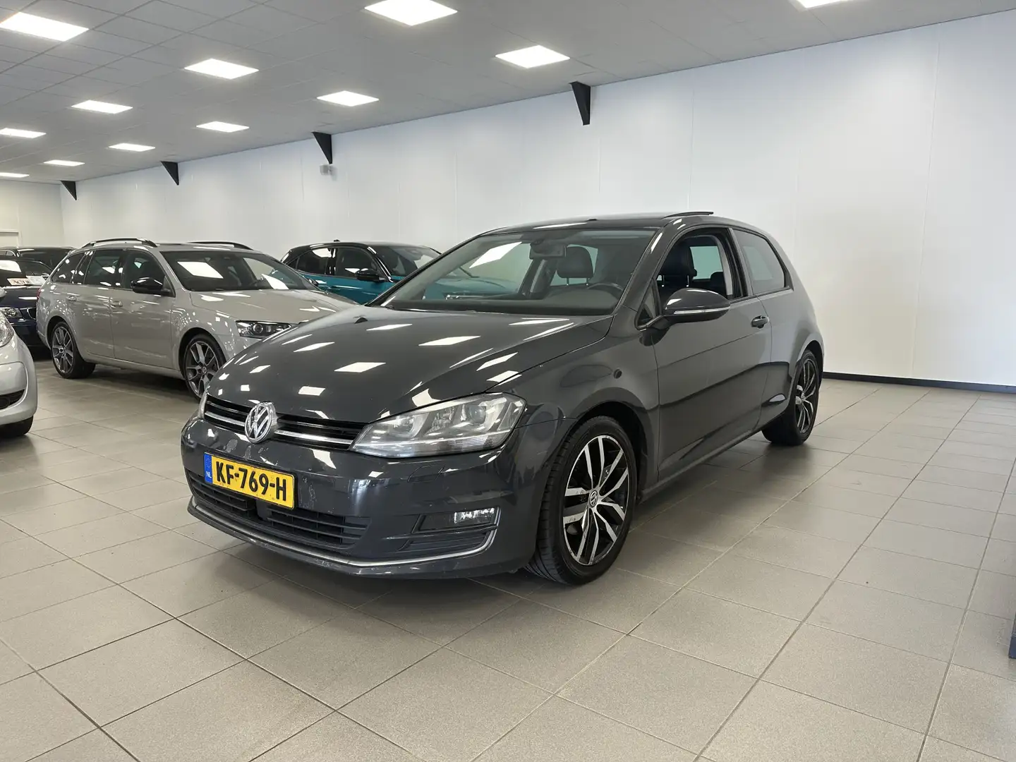 Volkswagen Golf 2.0 TDI Highline 150PK / AUTOMAAT / PANODAK / VOLL Grijs - 2