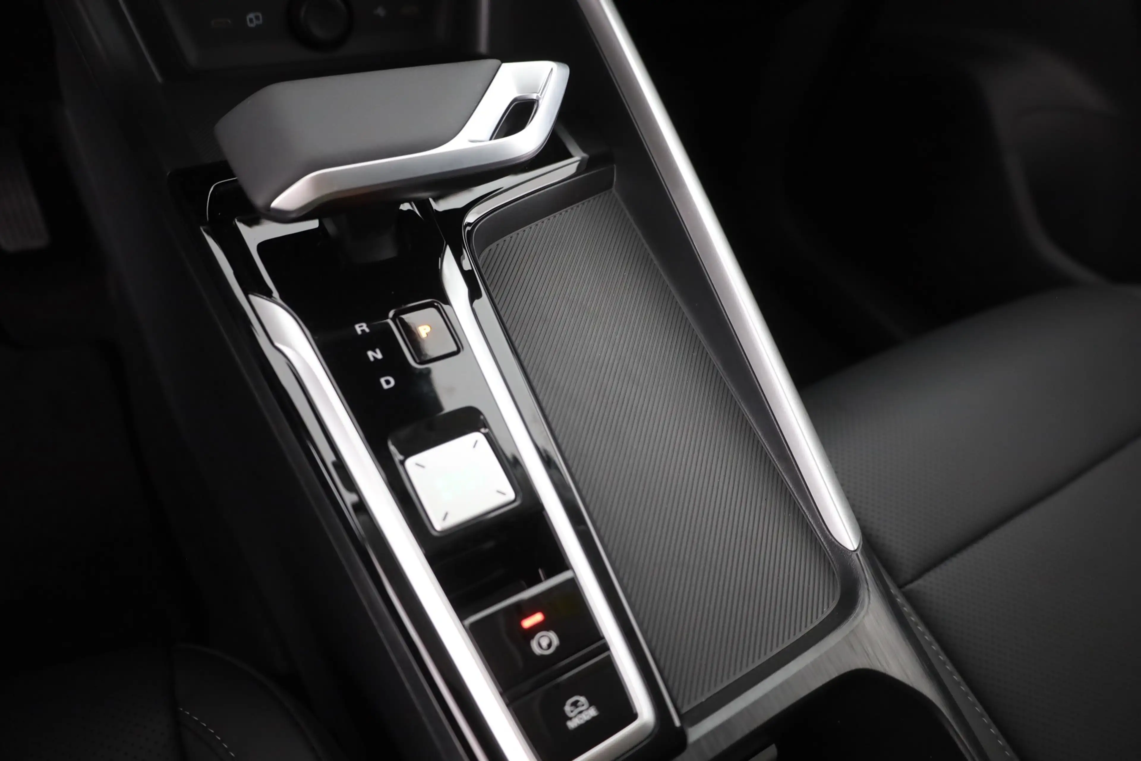 MG ZS 1.5 Hybrid Luxury Aut. LED ACC Navi 360° — photo 13